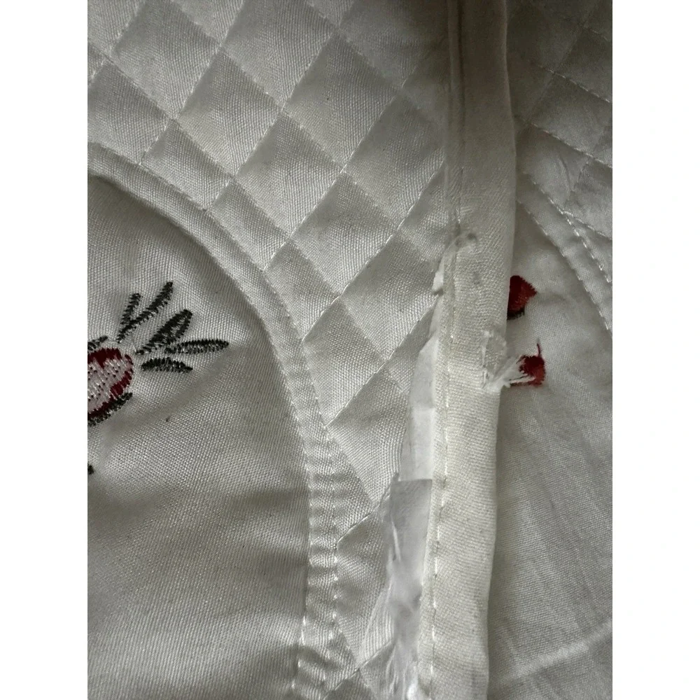 Queen/king quilted coverlet, 86 x 102 white, red‎ floral embroidery Lightweight